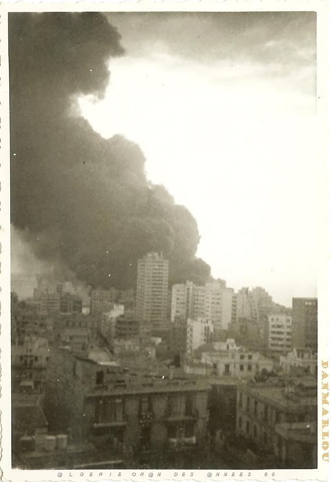 FAMILLE 017 ORAN 1962 LE PORT EN FEU.jpg